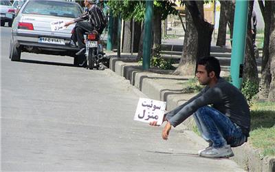 یک عکس و چند نکته:تابلو به دستانِ حاشیه جاده
